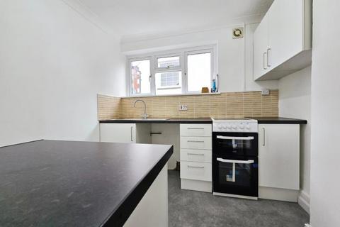 2 bedroom flat to rent, Heywood Terrace, Bristol BS20