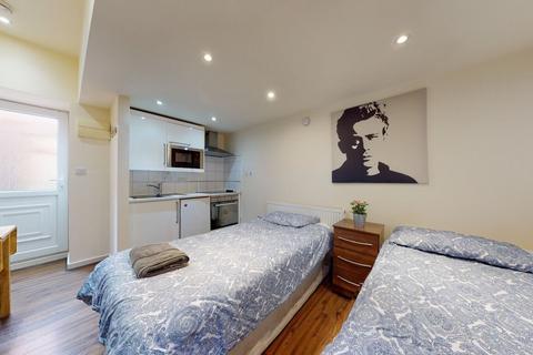 Studio to rent, Ash Grove