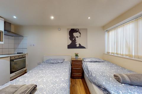 Studio to rent, Ash Grove
