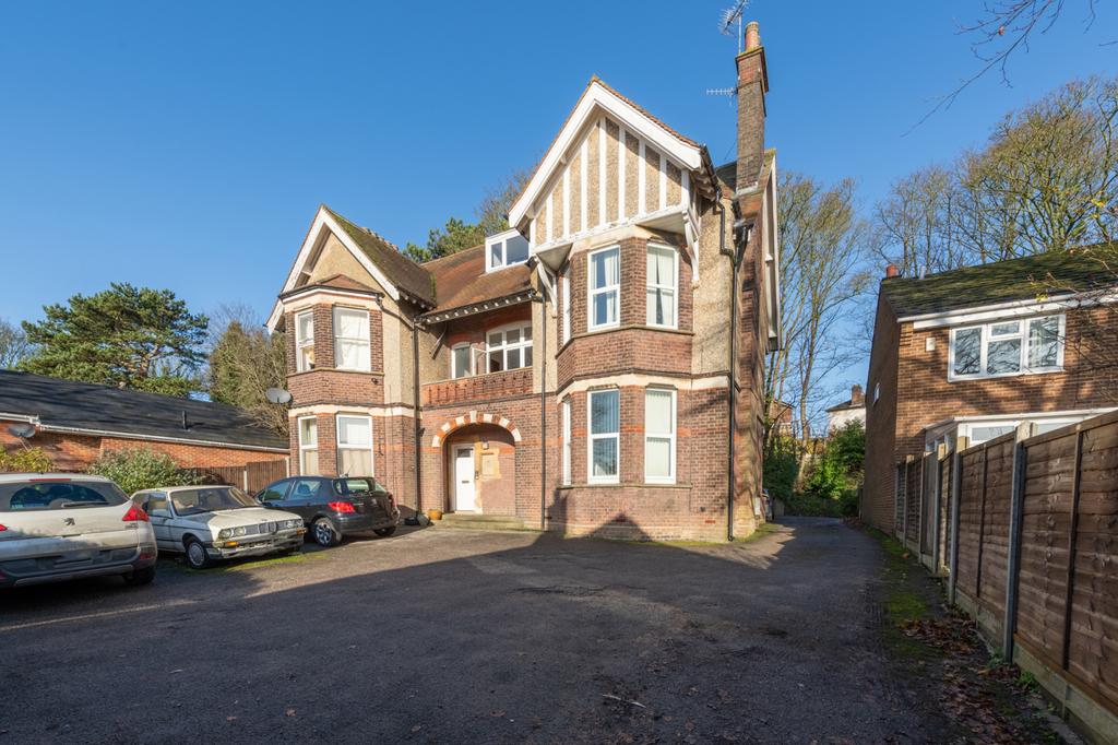 Beautiful Period Studio Apartment with Parking -