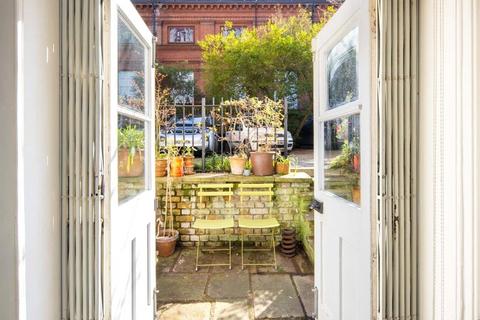 2 The Terrace, London, E2 9PH