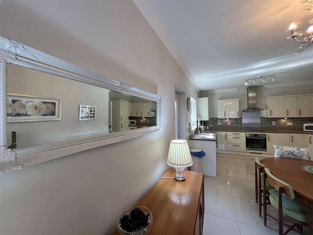 Kitchen a.jpg