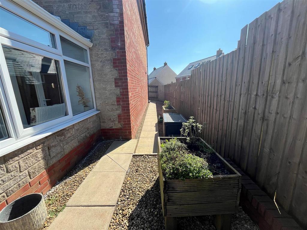 Side garden g.jpg