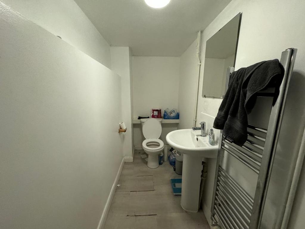 This well-maintained bathroom features modern f...