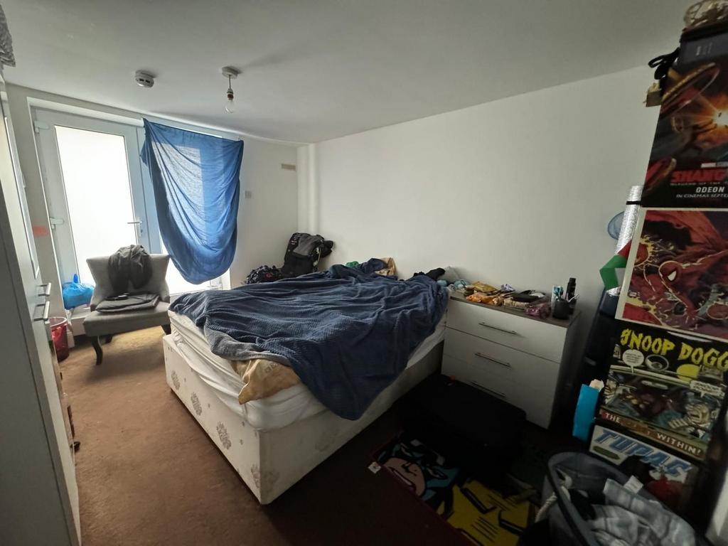 A cozy double bedroom featuring a comfortable b...