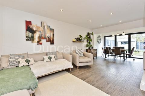 8 Meadow Close, Welham Green, Hatfield, AL9 7NZ