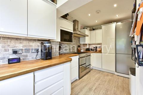 8 Meadow Close, Welham Green, Hatfield, AL9 7NZ