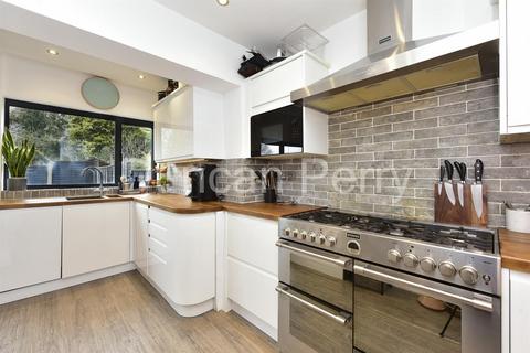 8 Meadow Close, Welham Green, Hatfield, AL9 7NZ
