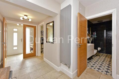 8 Meadow Close, Welham Green, Hatfield, AL9 7NZ