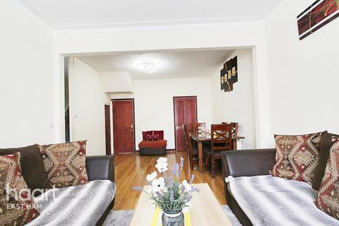3 bedroom terraced house to rent, Vernon Avenue, London