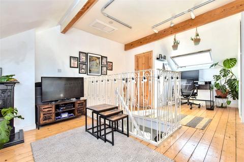10 De Lacy Mount, Leeds, LS5 3JF