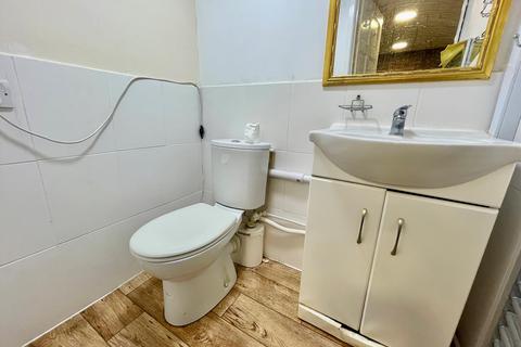 3 bedroom semi-detached house to rent, Longley Close, Preston PR2