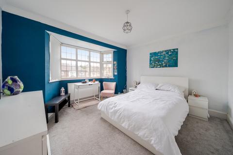 32 Gaviots Way, Gerrards Cross, SL9 7DX