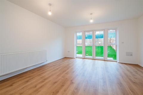 2 bedroom semi-detached house to rent, Laura Avenue, Nottingham, NG5