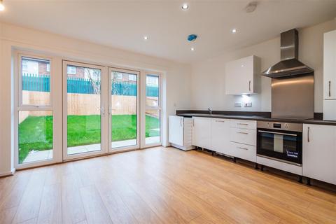 3 bedroom semi-detached house to rent, Epsom Lane, Nottingham, NG5