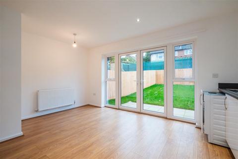 3 bedroom semi-detached house to rent, Epsom Lane, Nottingham, NG5
