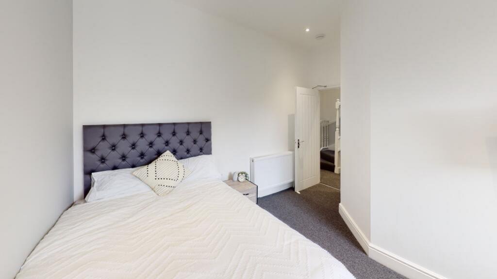 A beautifully appointed double bedroom featurin...
