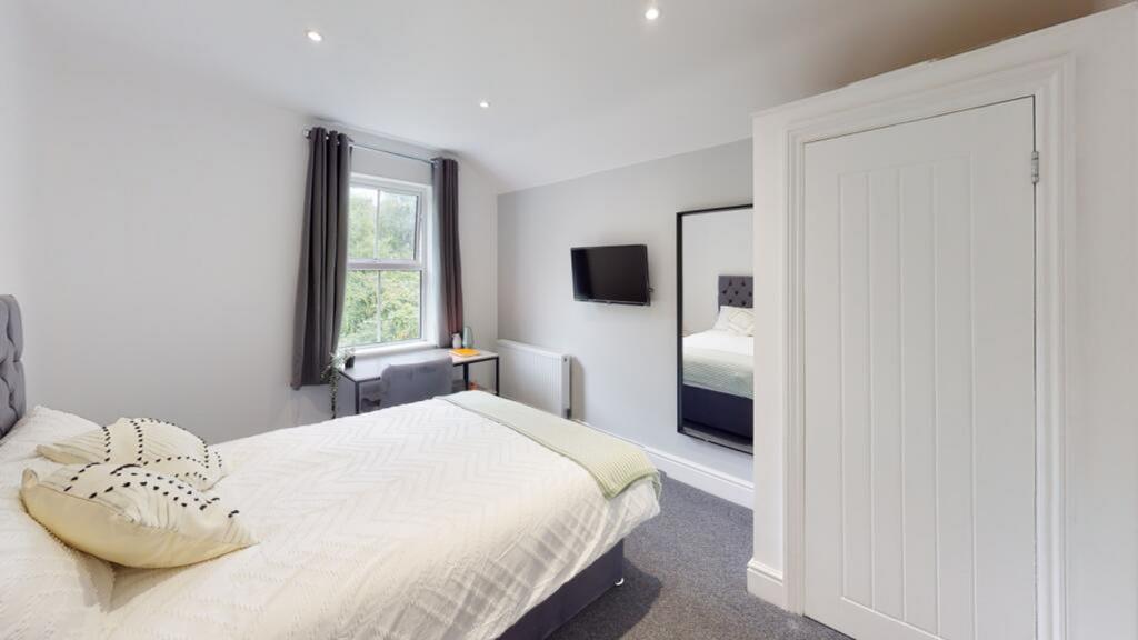 A beautifully appointed double bedroom featurin...