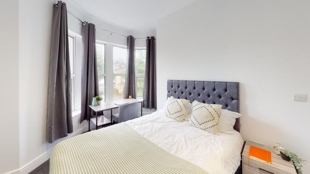 A beautifully appointed double bedroom featurin...