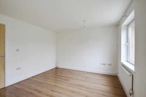 3 bedroom semi-detached house to rent, Wraysbury Drive, West Drayton UB7
