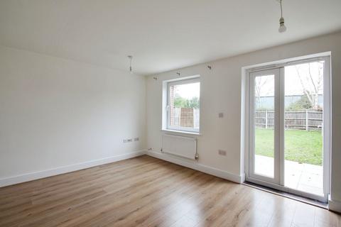 3 bedroom semi-detached house to rent, Wraysbury Drive, West Drayton UB7