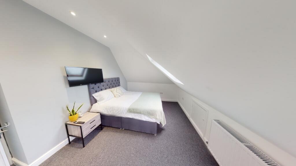 This beautifully designed double bedroom featur...