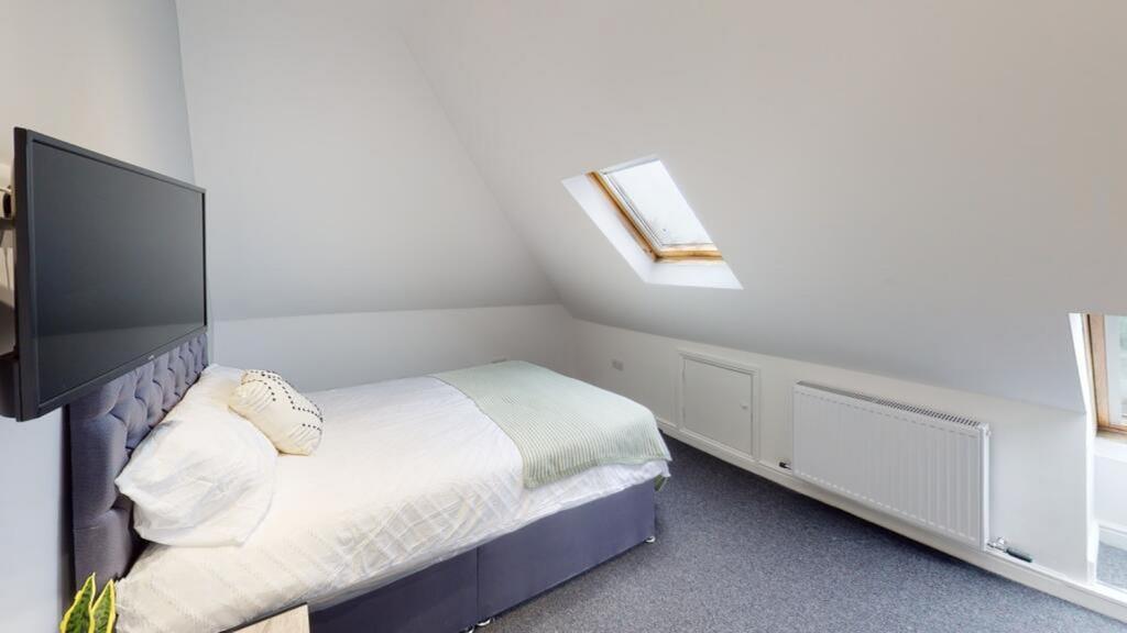 A cozy double bedroom featuring a comfortable b...