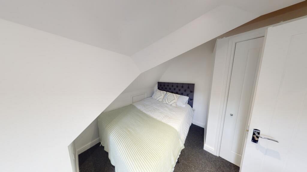 A cozy double bedroom featuring a comfortable b...