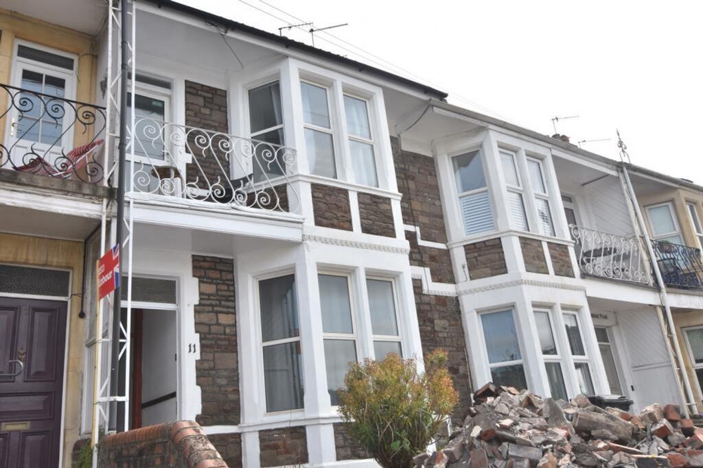 Charming front view of a well-maintained proper...