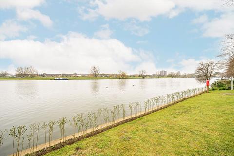 11 Thames Close, Hampton, TW12 2ET