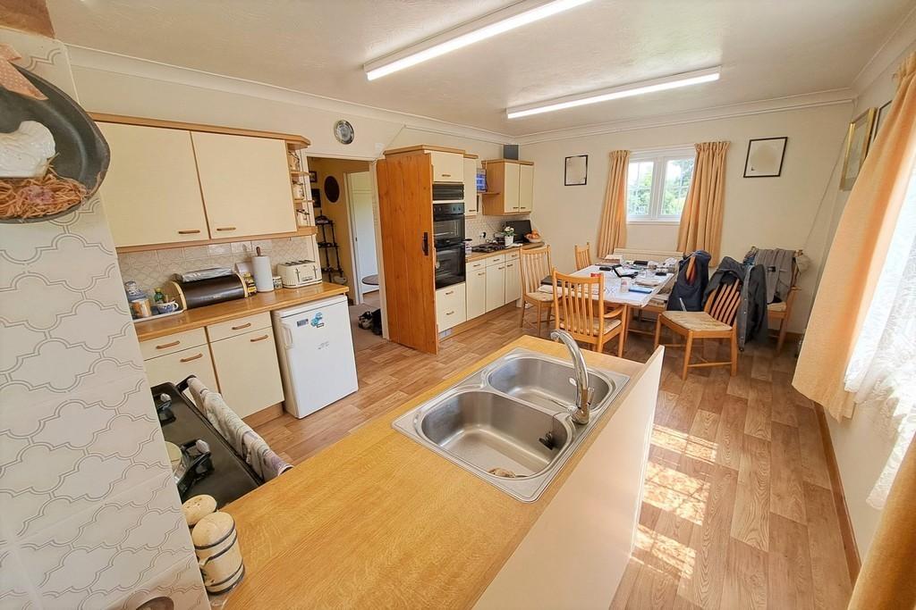 Kitchen breakfast room 2