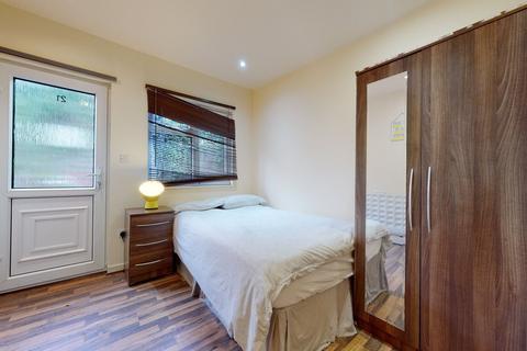Studio to rent, Chatsworth Road