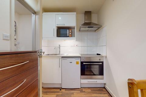 Studio to rent, Chatsworth Road