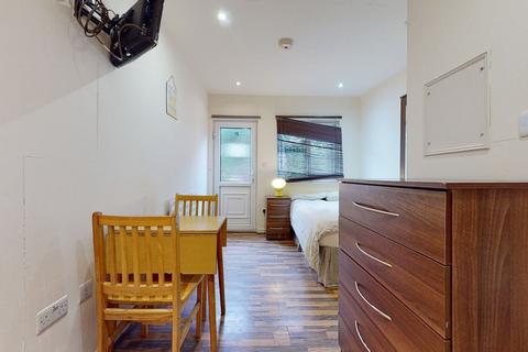 Studio to rent, Chatsworth Road