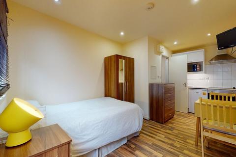 Studio to rent, Chatsworth Road