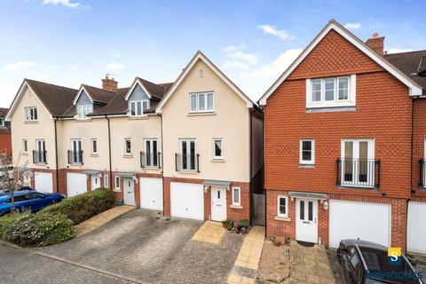 40 Raynham Close, Guildford, GU4 7TS