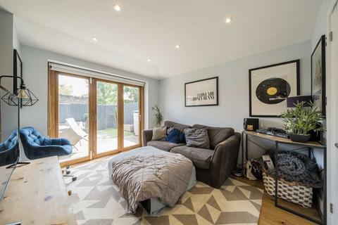 2 bedroom flat for sale, Newburgh Road, London W3