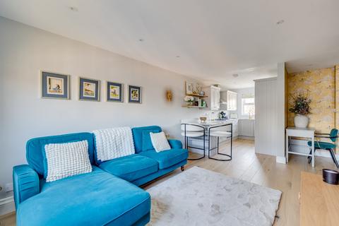 5c Maynard Close, London, SW6 2EN