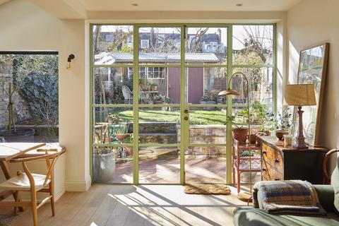 2 bedroom ground floor flat for sale, Askew Road W12