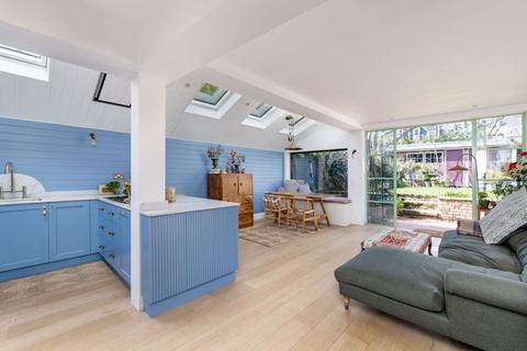 2 bedroom ground floor flat for sale, Askew Road W12