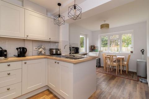 16 Crewes Lane, Warlingham, CR6 9NS