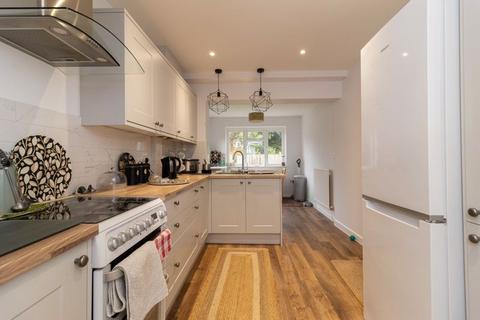 16 Crewes Lane, Warlingham, CR6 9NS