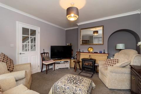 16 Crewes Lane, Warlingham, CR6 9NS