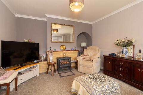 16 Crewes Lane, Warlingham, CR6 9NS
