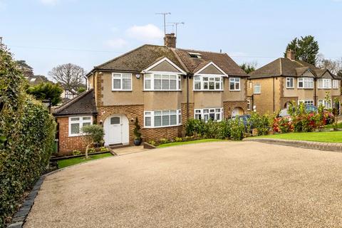 64 Brackendale, Potters Bar, EN6 2LX