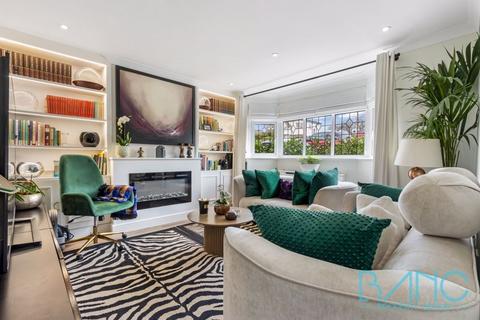 64 Brackendale, Potters Bar, EN6 2LX