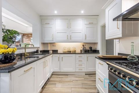 64 Brackendale, Potters Bar, EN6 2LX