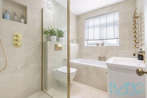 64 Brackendale, Potters Bar, EN6 2LX