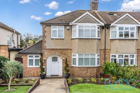 64 Brackendale, Potters Bar, EN6 2LX