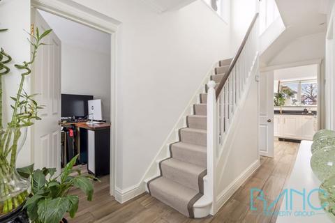 64 Brackendale, Potters Bar, EN6 2LX
